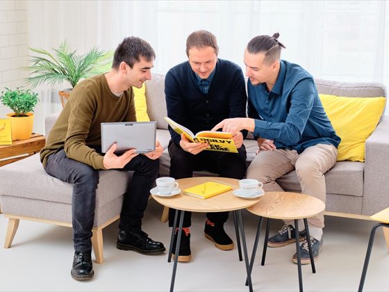 Tým Optimal Marketing při společné práci nad marketingovou strategií
